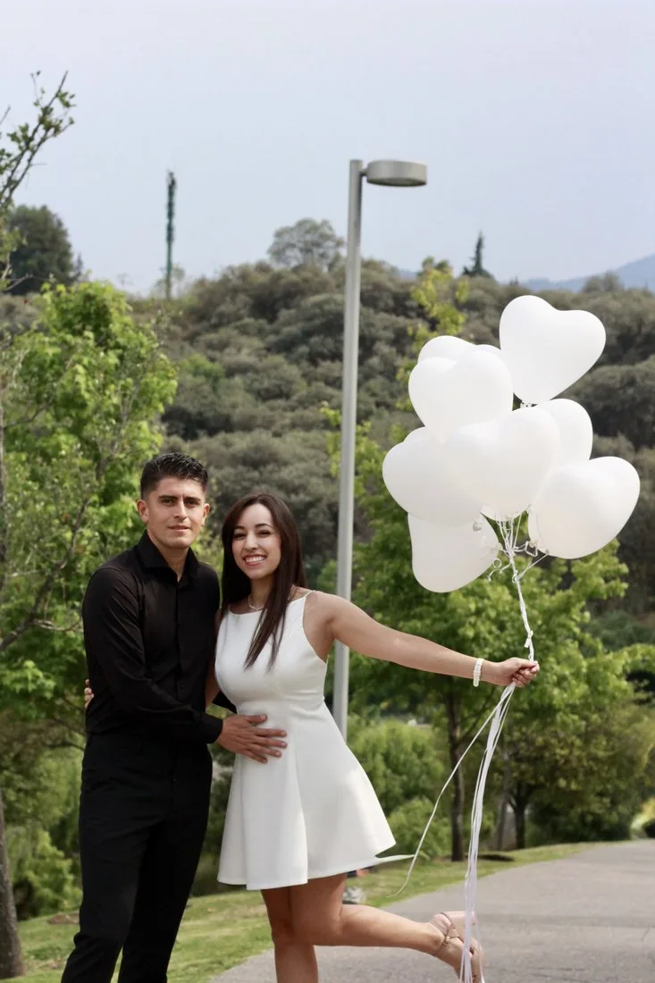 Eduardo y Ximena con globos blancos en forma de corazón