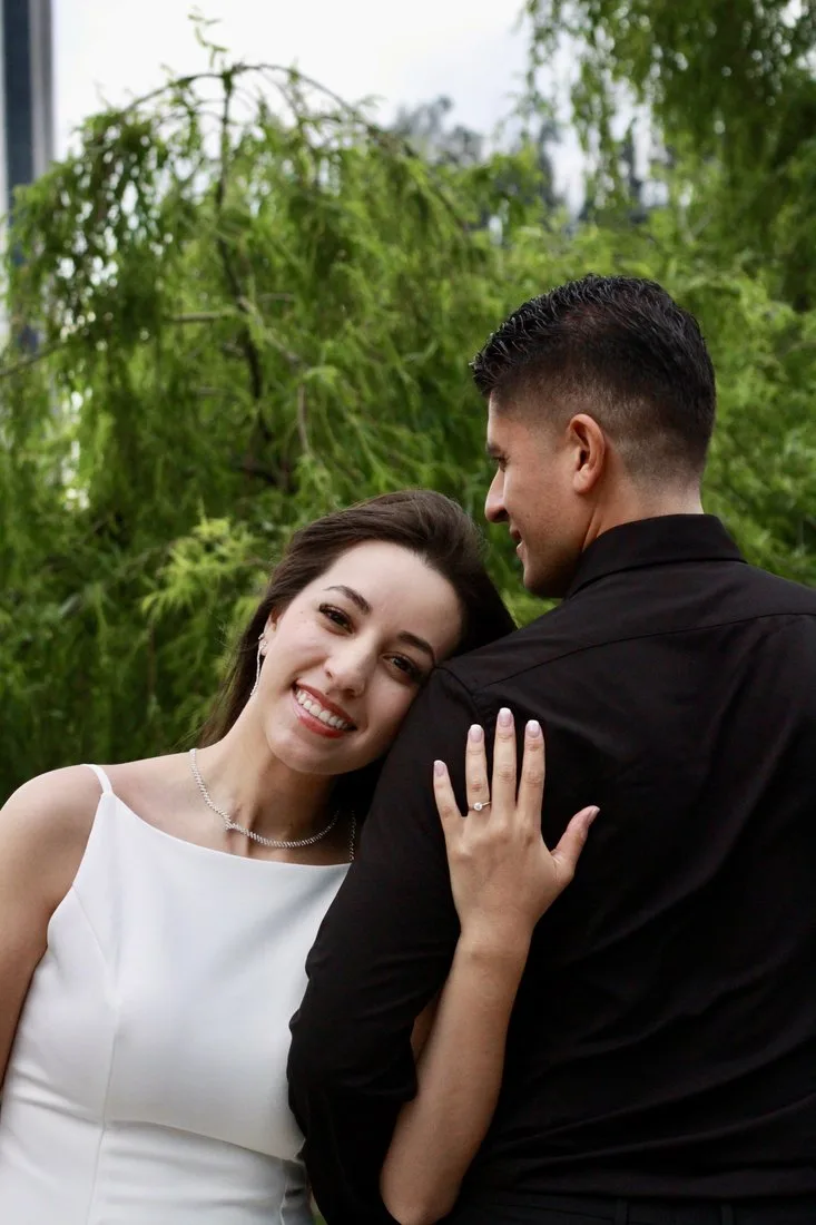 Ximena sonríe apoyada en Eduardo