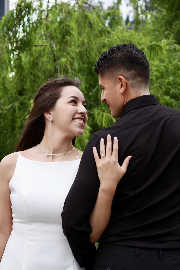 Eduardo y Ximena sonriendo juntos